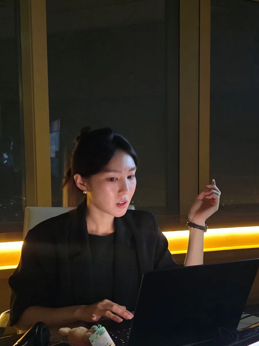 노슈니가 노트북 앞에서 이야기하는 모습